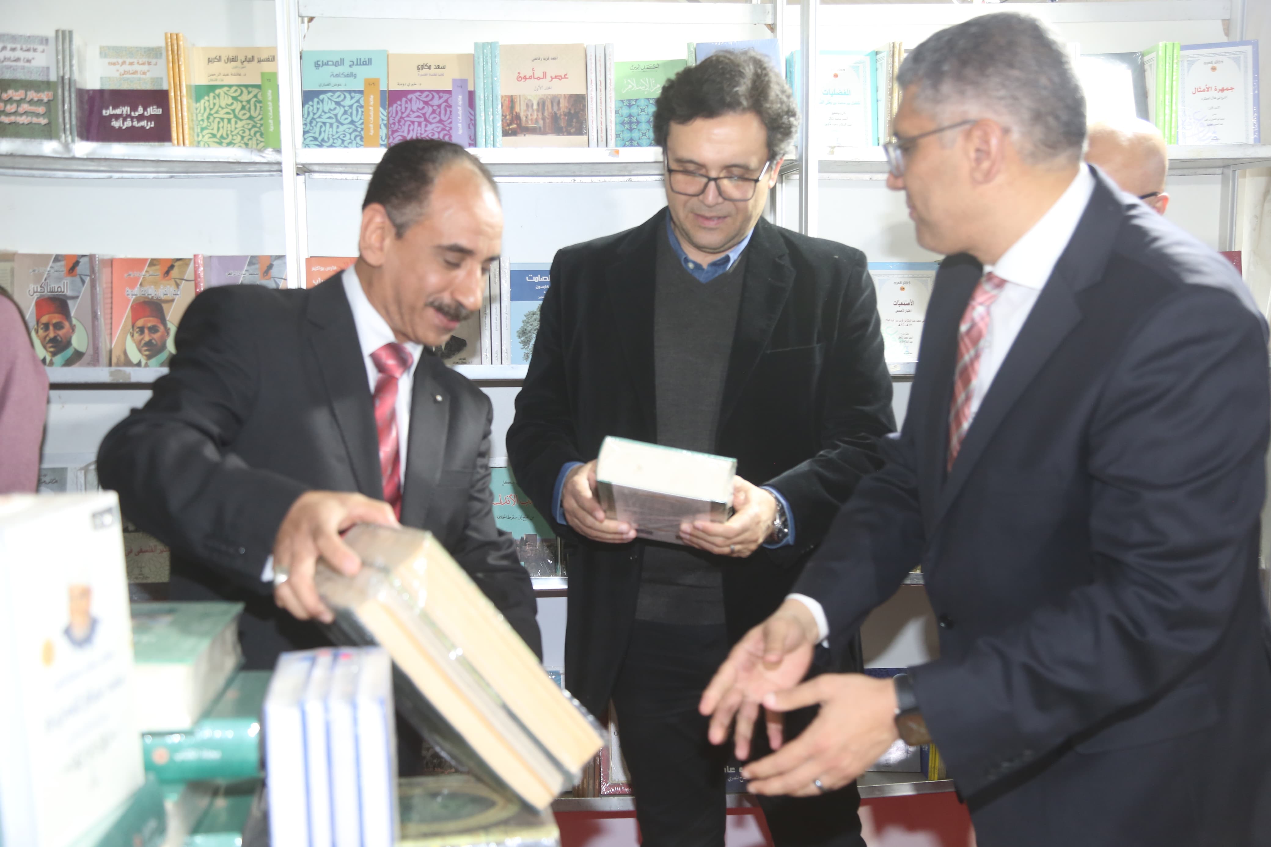 وزير الثقافة ومحافظ الجيزة يفتتحان معرض فيصل الثالث عشر للكتاب ويعلن عن خصم 50 على إصدارات الوزارة المشاركة بالمعرض 